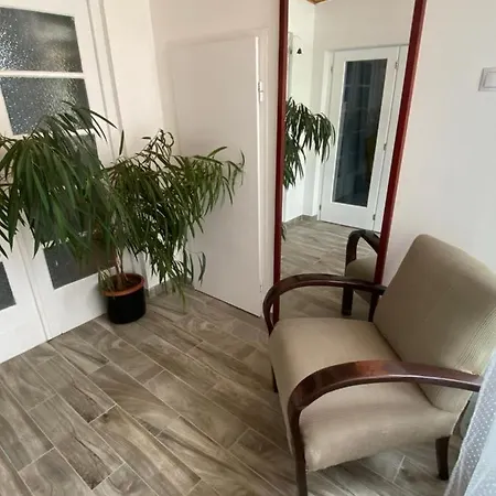 Souterrain Apartment *